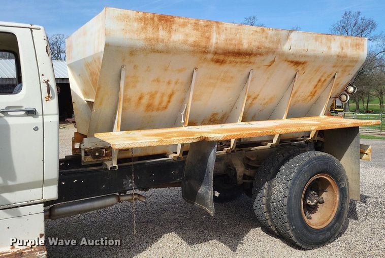 image for item DO3645 1982 Ford F800  applicator truck