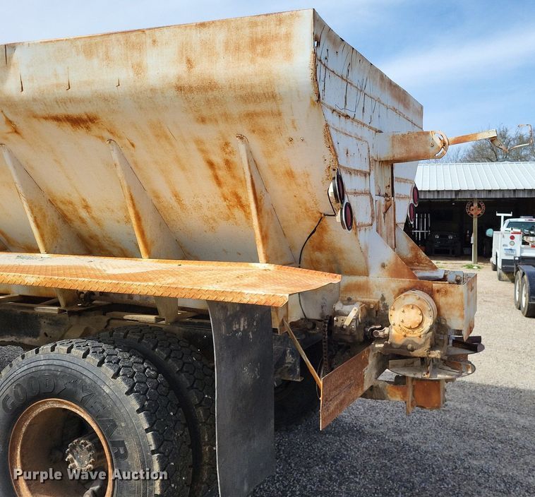 image for item DO3645 1982 Ford F800  applicator truck