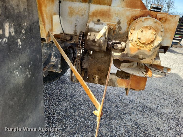 image for item DO3645 1982 Ford F800  applicator truck