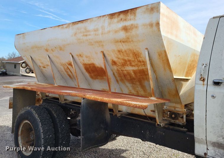 image for item DO3645 1982 Ford F800  applicator truck