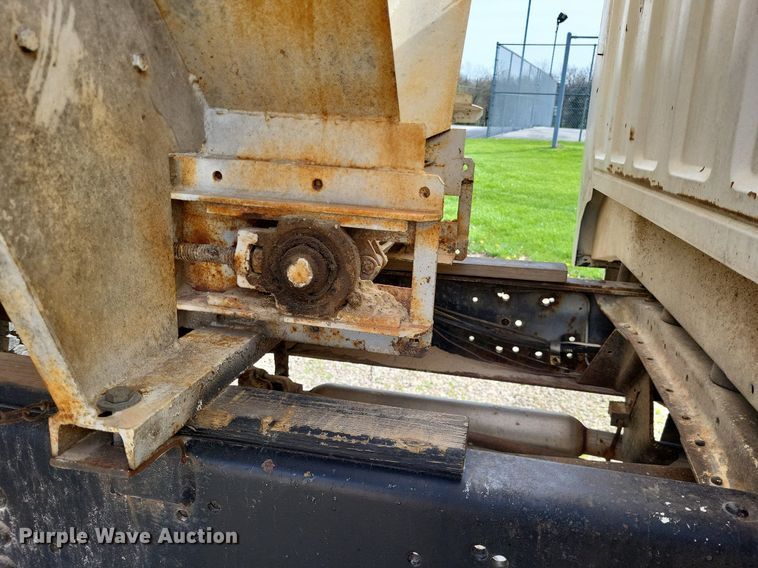 image for item DO3645 1982 Ford F800  applicator truck