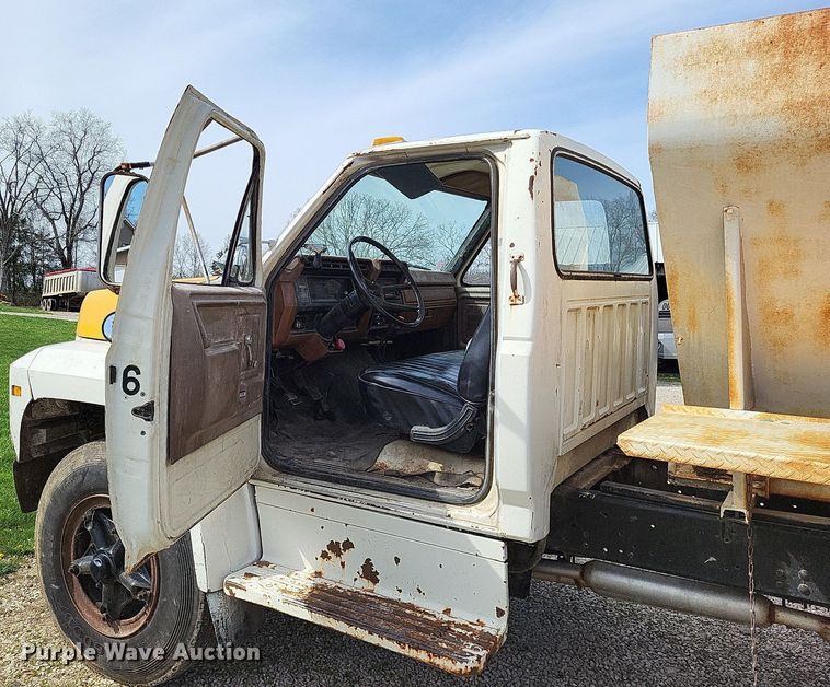 image for item DO3645 1982 Ford F800  applicator truck