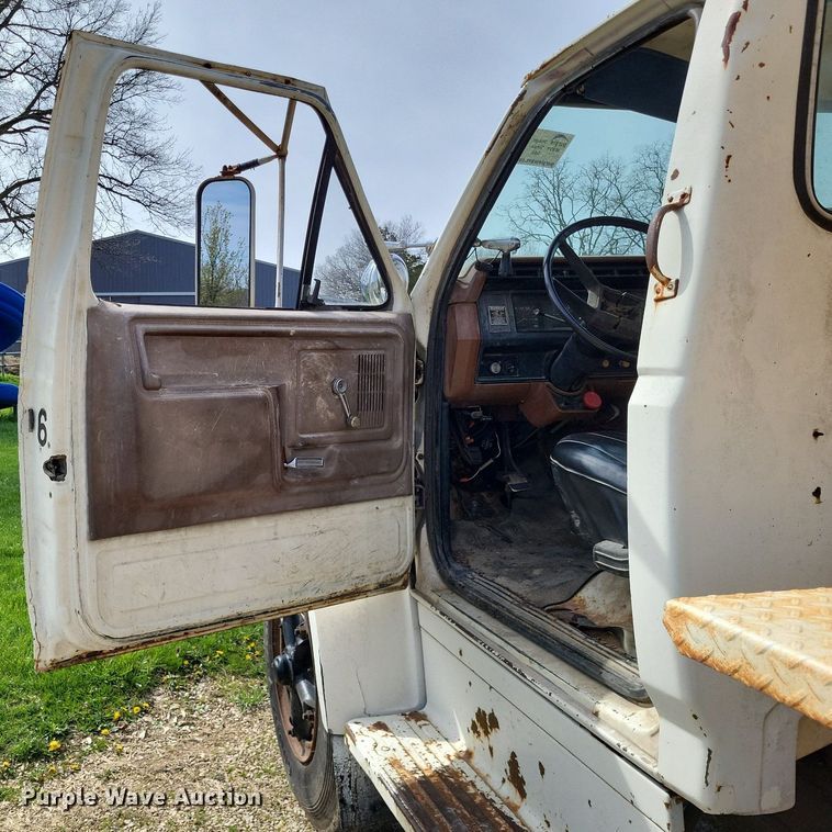 image for item DO3645 1982 Ford F800  applicator truck