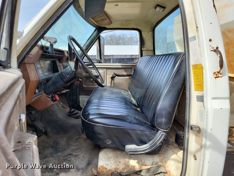 image for item DO3645 1982 Ford F800  applicator truck