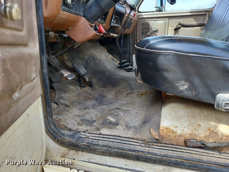 image for item DO3645 1982 Ford F800  applicator truck