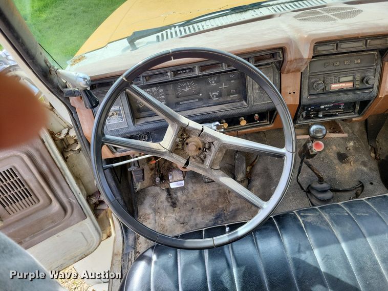 image for item DO3645 1982 Ford F800  applicator truck