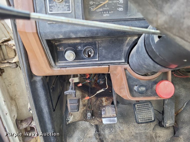 image for item DO3645 1982 Ford F800  applicator truck
