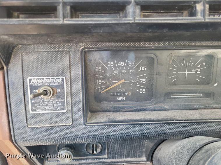 image for item DO3645 1982 Ford F800  applicator truck