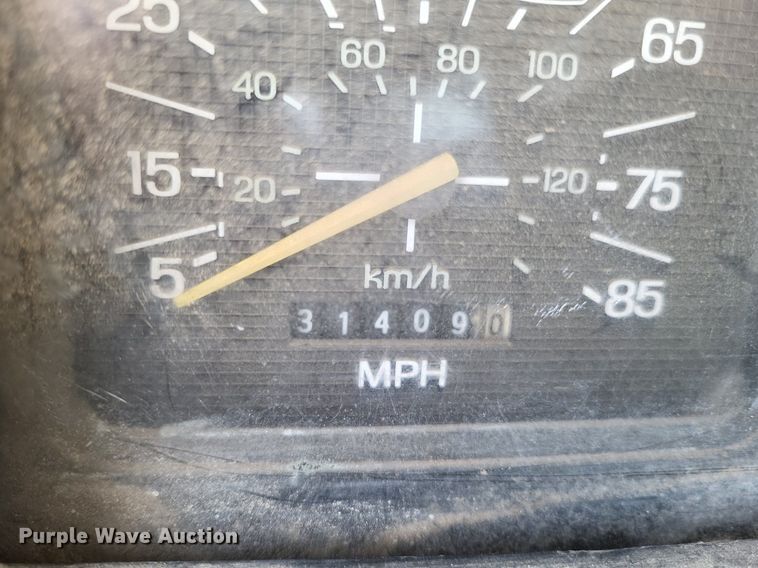 image for item DO3645 1982 Ford F800  applicator truck