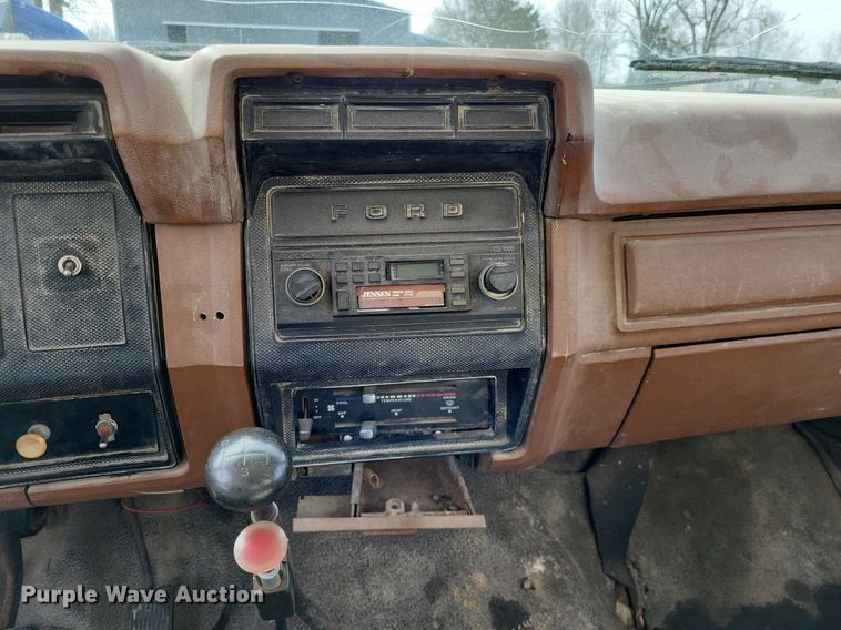 image for item DO3645 1982 Ford F800  applicator truck