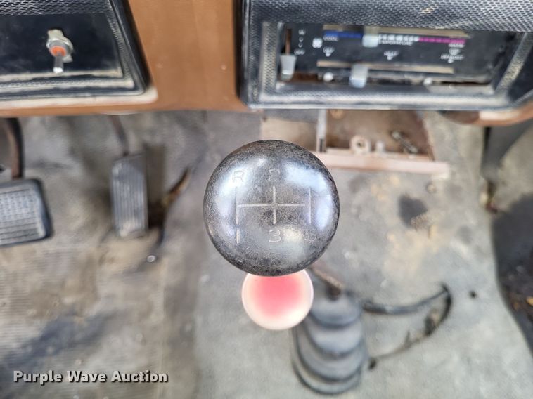 image for item DO3645 1982 Ford F800  applicator truck