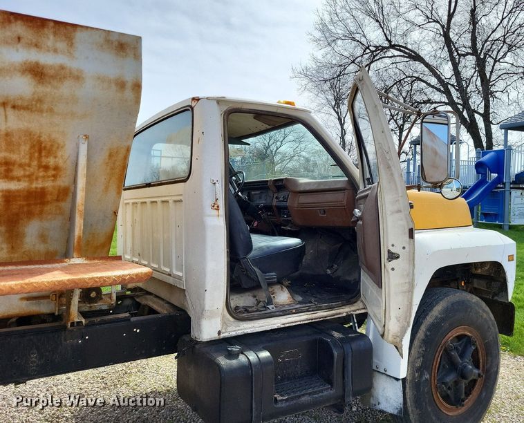 image for item DO3645 1982 Ford F800  applicator truck