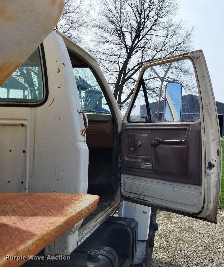 image for item DO3645 1982 Ford F800  applicator truck