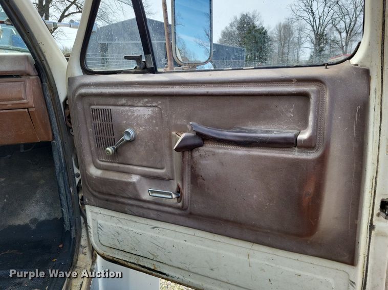 image for item DO3645 1982 Ford F800  applicator truck