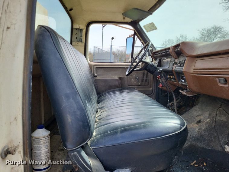 image for item DO3645 1982 Ford F800  applicator truck