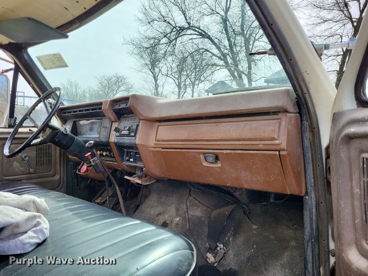 image for item DO3645 1982 Ford F800  applicator truck