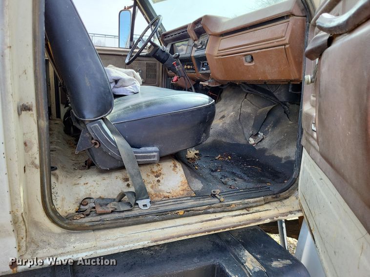 image for item DO3645 1982 Ford F800  applicator truck