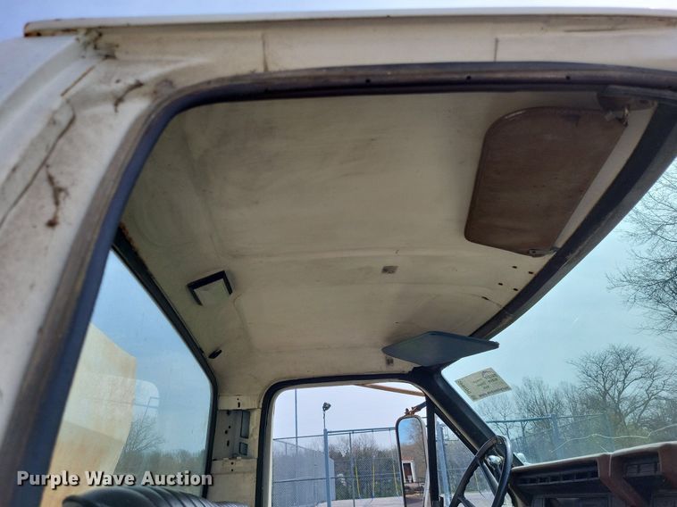 image for item DO3645 1982 Ford F800  applicator truck