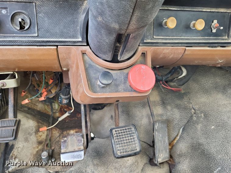 image for item DO3645 1982 Ford F800  applicator truck