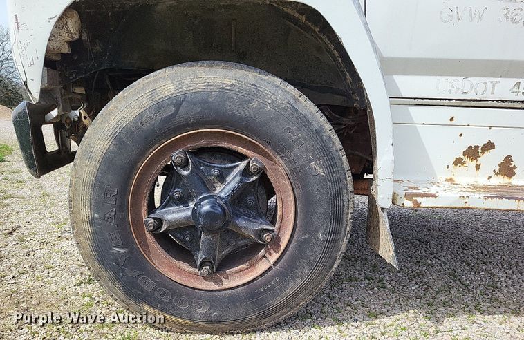 image for item DO3645 1982 Ford F800  applicator truck