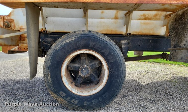 image for item DO3645 1982 Ford F800  applicator truck