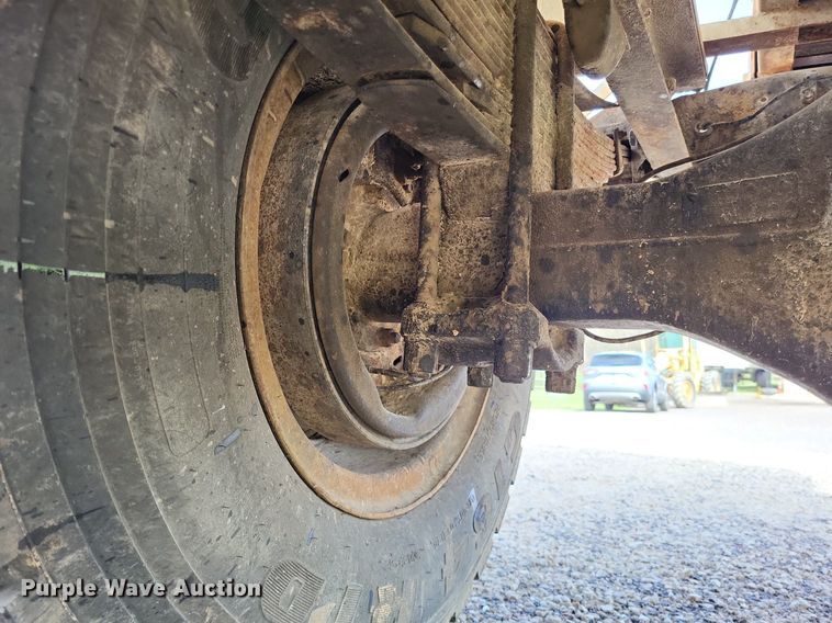 image for item DO3645 1982 Ford F800  applicator truck