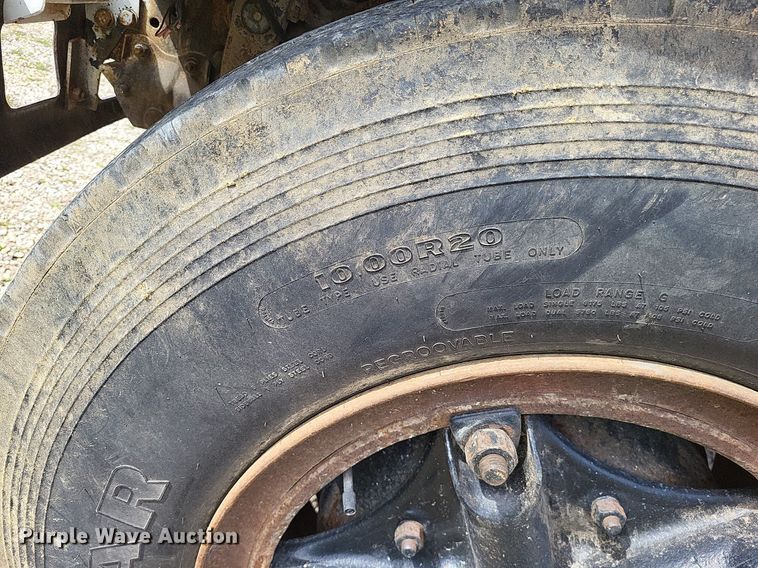 image for item DO3645 1982 Ford F800  applicator truck