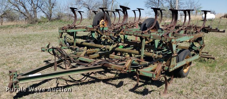 image for item DQ0523 John Deere 1010  field cultivator