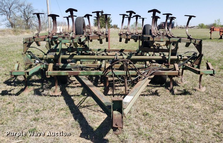 image for item DQ0523 John Deere 1010  field cultivator
