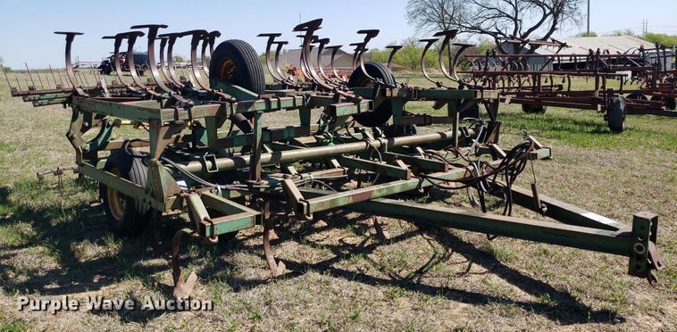 image for item DQ0523 John Deere 1010  field cultivator
