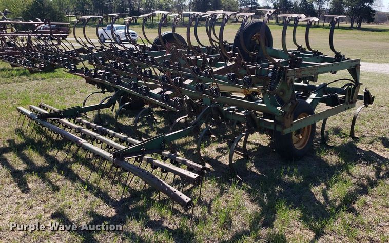 image for item DQ0523 John Deere 1010  field cultivator