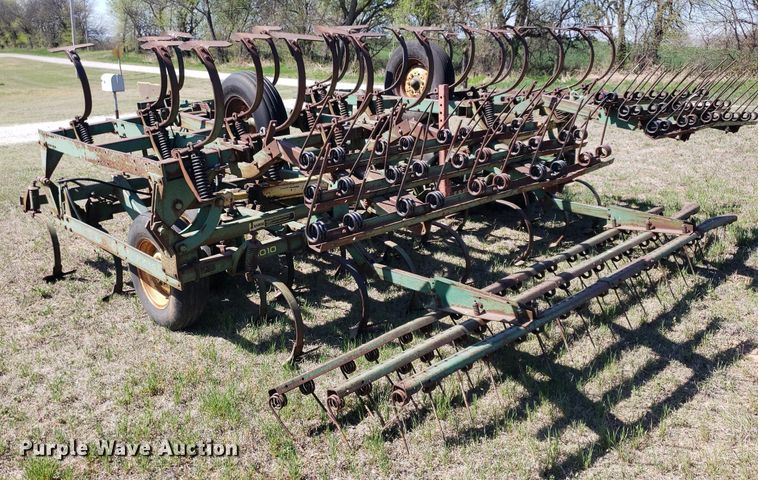 image for item DQ0523 John Deere 1010  field cultivator