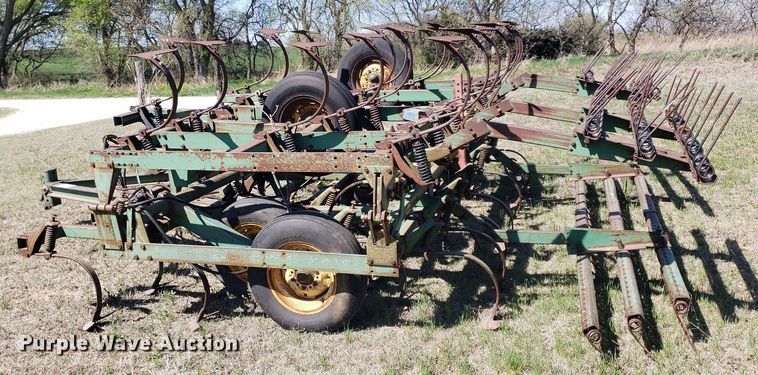 image for item DQ0523 John Deere 1010  field cultivator