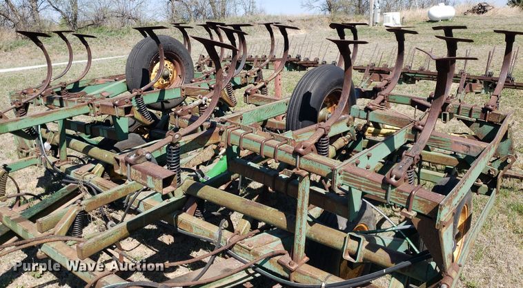 image for item DQ0523 John Deere 1010  field cultivator