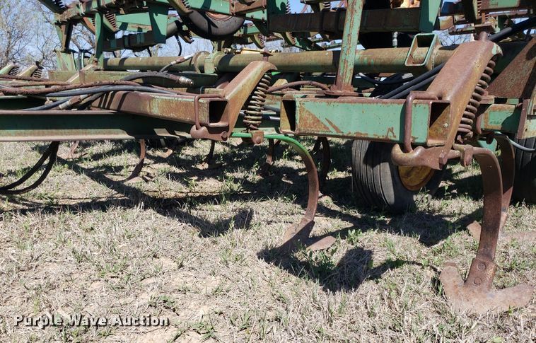 image for item DQ0523 John Deere 1010  field cultivator