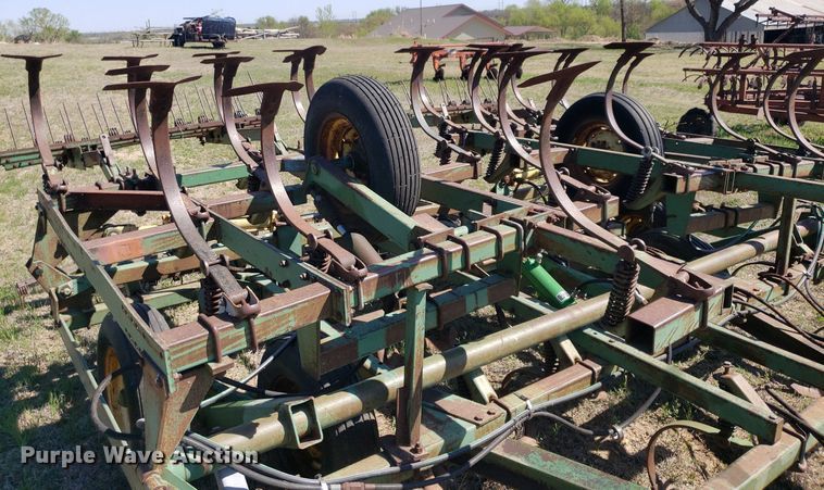 image for item DQ0523 John Deere 1010  field cultivator