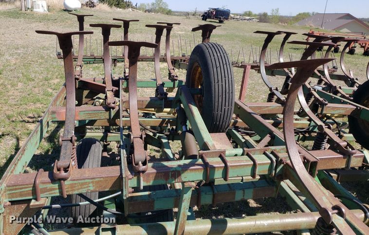 image for item DQ0523 John Deere 1010  field cultivator