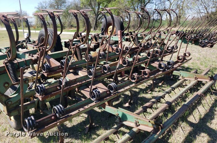 image for item DQ0523 John Deere 1010  field cultivator