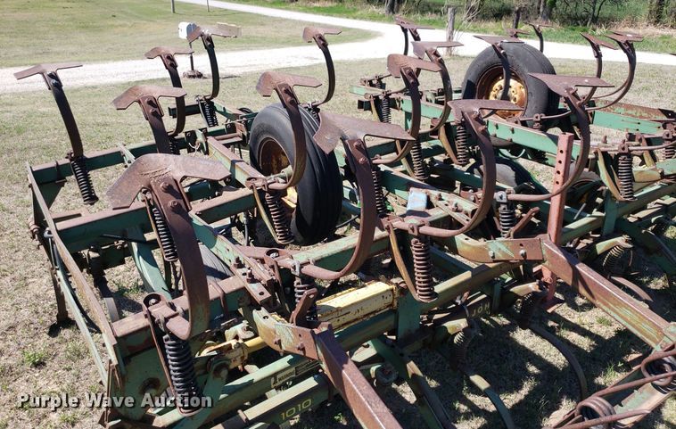 image for item DQ0523 John Deere 1010  field cultivator