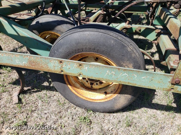 image for item DQ0523 John Deere 1010  field cultivator