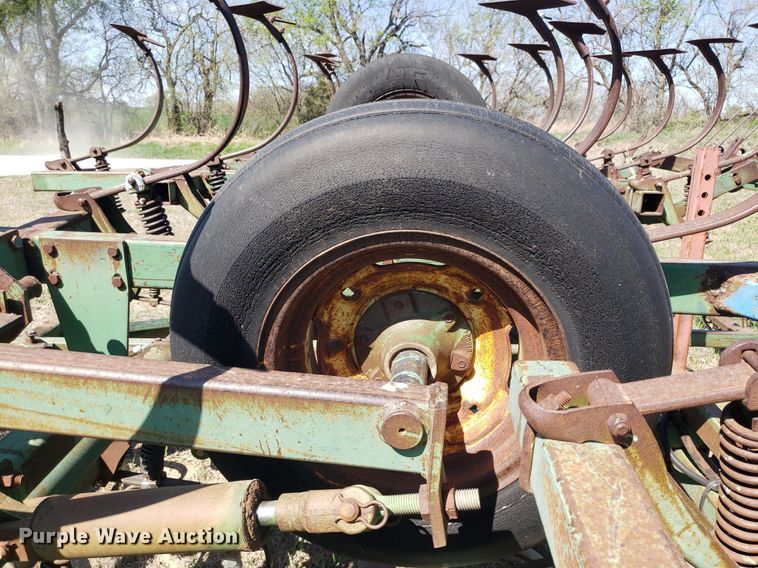 image for item DQ0523 John Deere 1010  field cultivator