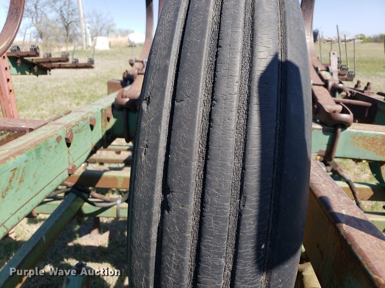 image for item DQ0523 John Deere 1010  field cultivator