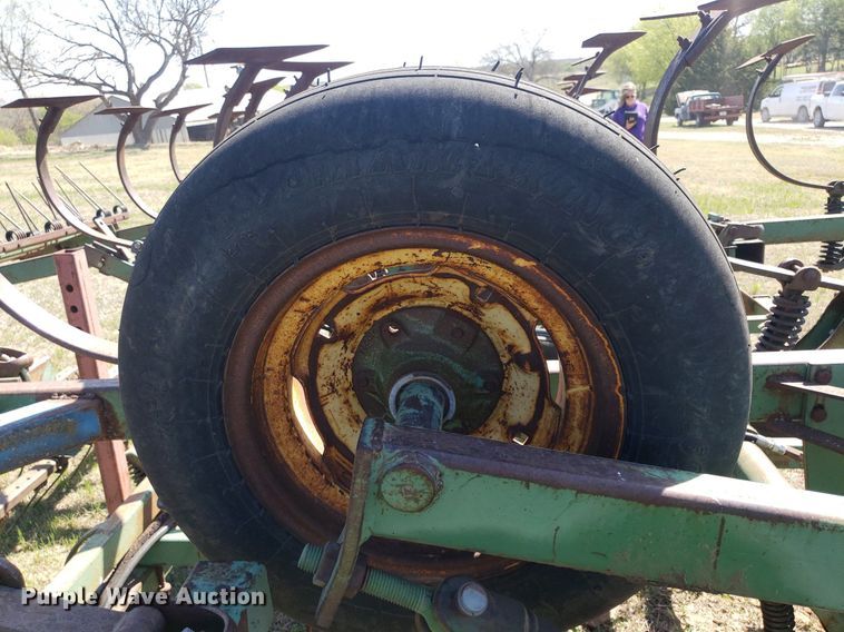 image for item DQ0523 John Deere 1010  field cultivator
