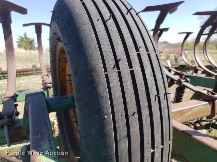 image for item DQ0523 John Deere 1010  field cultivator