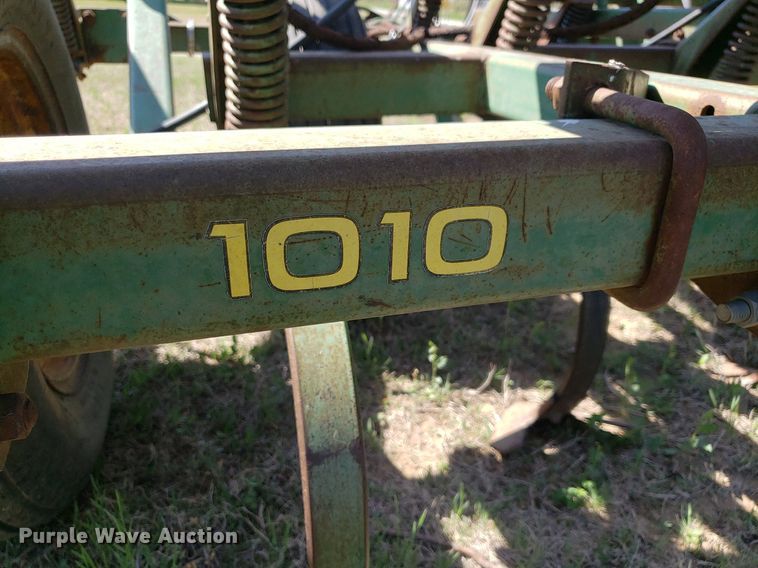 image for item DQ0523 John Deere 1010  field cultivator