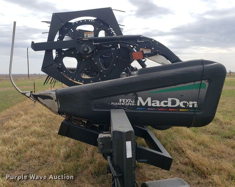 image for item DQ0563 2010 MacDon FD70  flex draper head