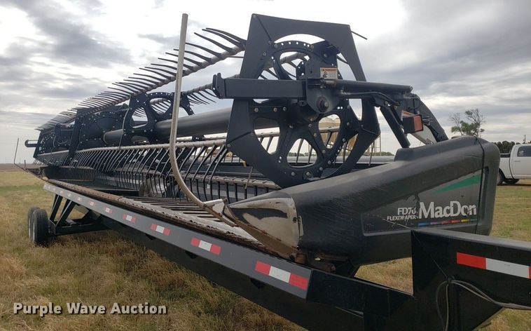 image for item DQ0563 2010 MacDon FD70  flex draper head