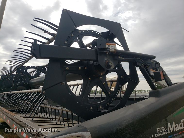 image for item DQ0563 2010 MacDon FD70  flex draper head