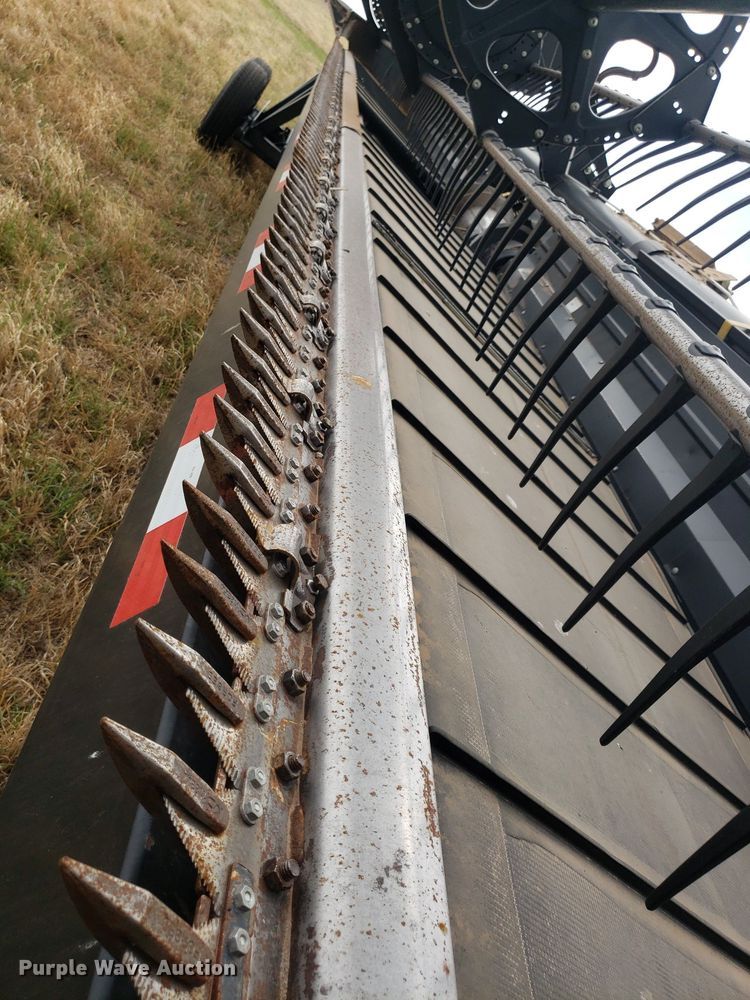 image for item DQ0563 2010 MacDon FD70  flex draper head