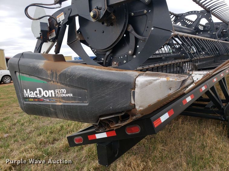 image for item DQ0563 2010 MacDon FD70  flex draper head